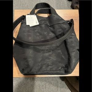 NWT Lululemon **discontinued** camo on my level bag